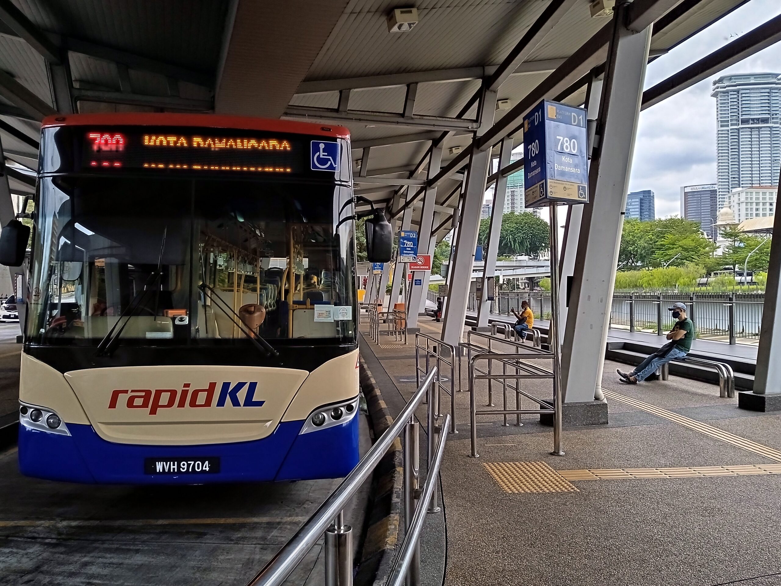 kl2212 hab pasar seni (platform d1 d6) with rapid kl bus route 780 20221215 143039