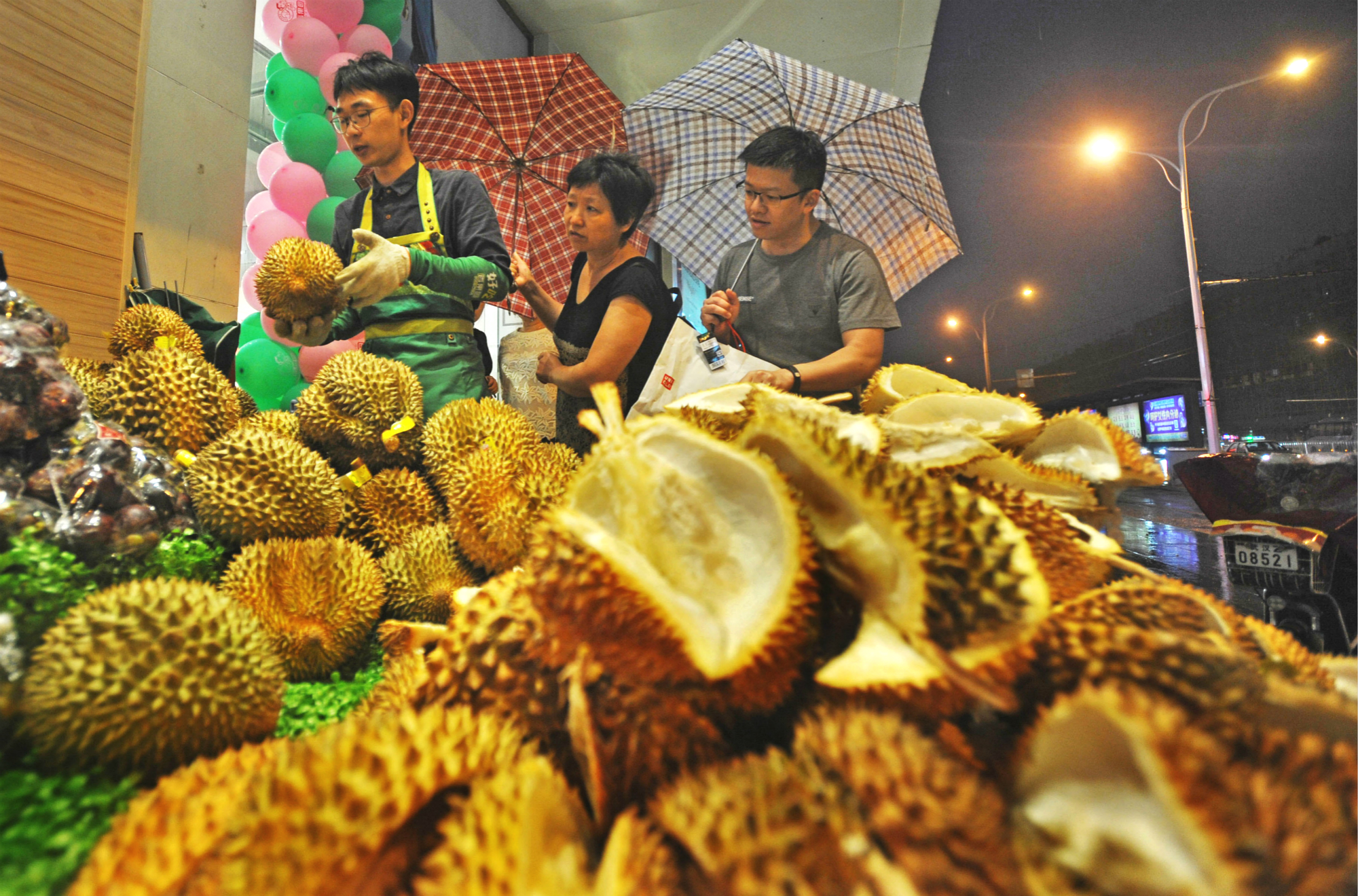 w7pdj1 chinese consumers wait in line to buy golden pillow durians web