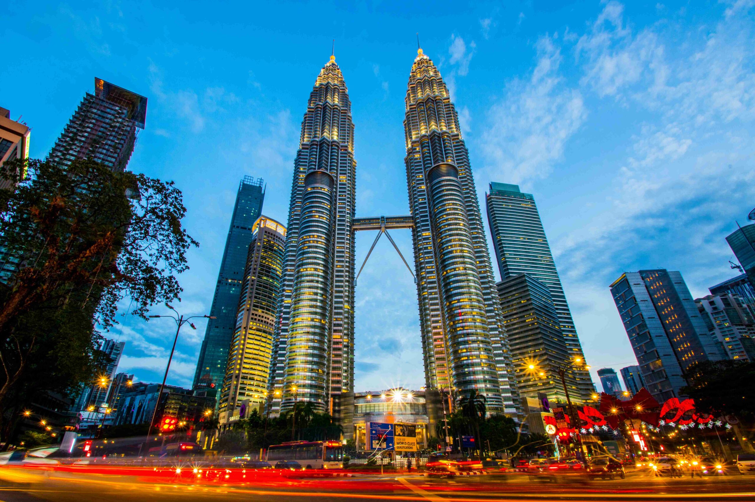 petronas towers kuala lumpur at dusk with city traffic jrh8ukm