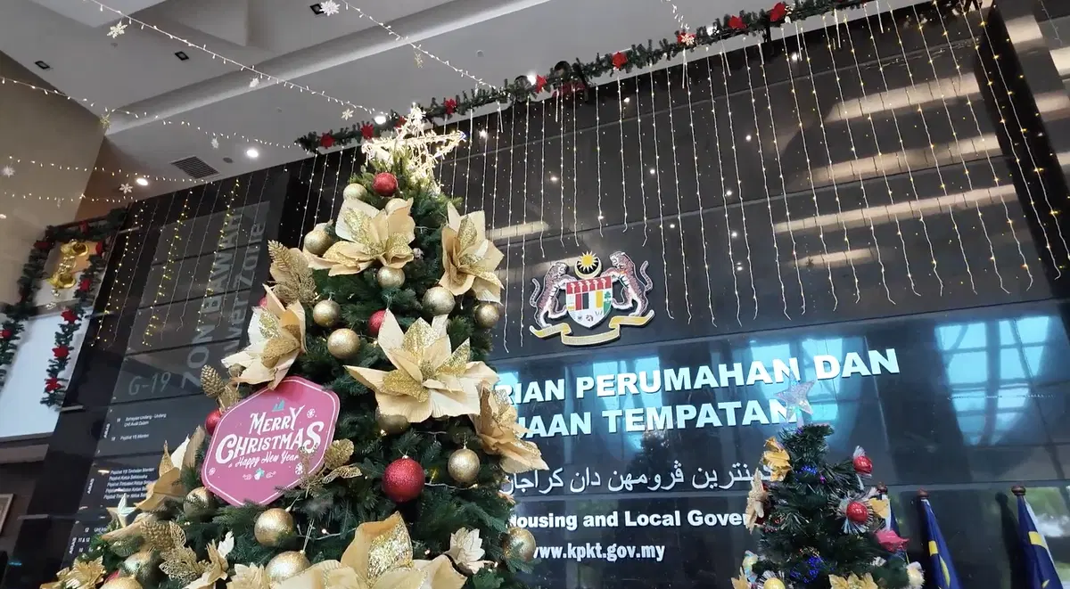 christmas decoration at ministry of housing local government