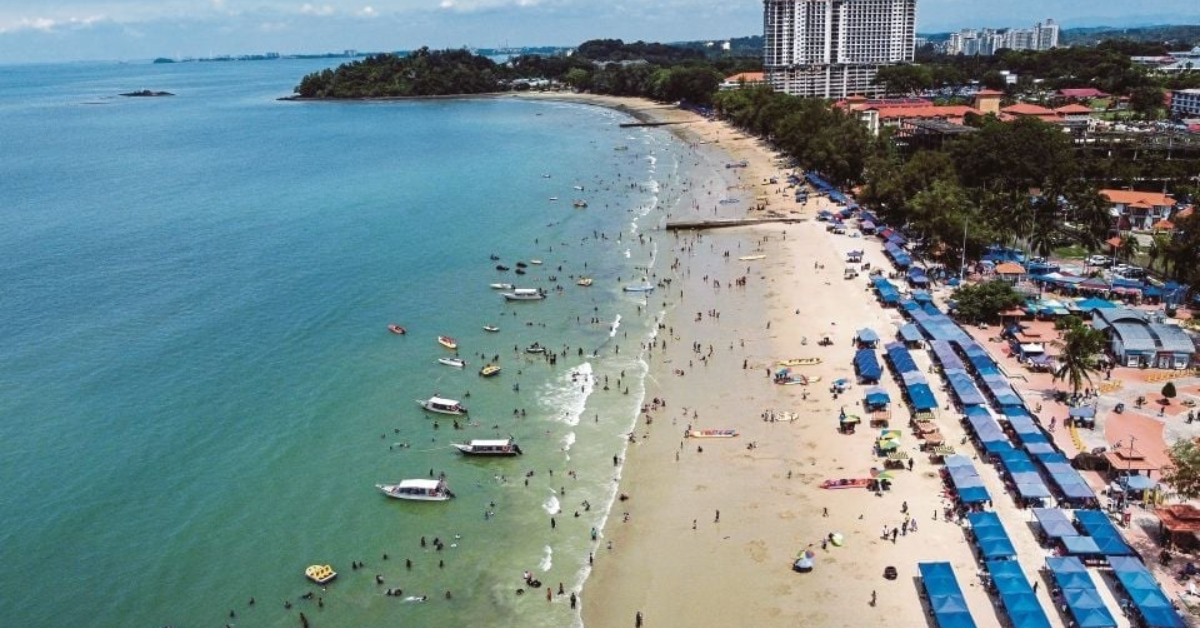 payung di pantai port dickson