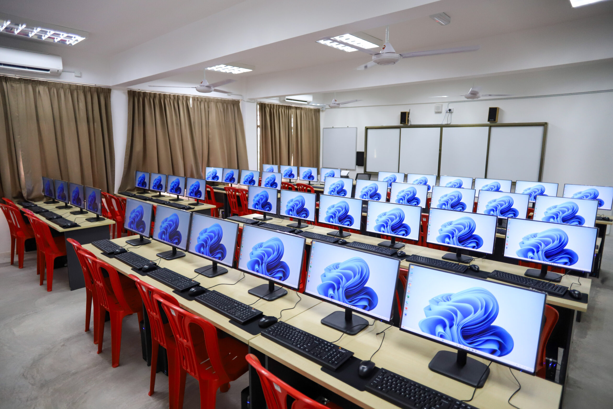 培明华小新增40台新电脑,全校学生受惠。