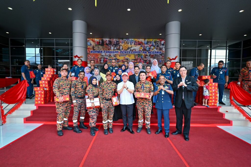 倪可敏现身大马消拯局总部赠450箱年柑   体恤烈火英雄前线辛劳付出