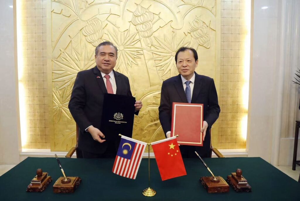 陆兆福北京会晤中国交长刘伟 拓展陆海空铁及物流领域合作