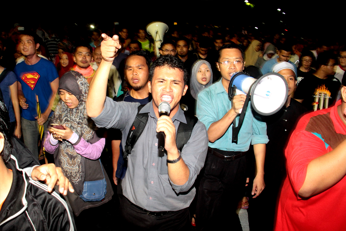 UM students protesting the arrest of UM law professor Azmi Shahrom