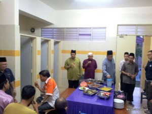 makan-dalam-tandas