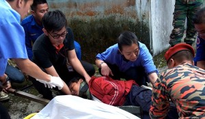 Pihak keselamatan dan orang ramai bertungkus-lumus membantu mangsa gempa bumi.