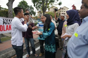 Rara serta Yeo Bee Yin, menjemput 'tetamu' yang berdemonstrasi di hadapan dewan untuk menyertai majlis berbuka.