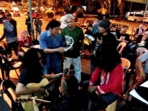 Persembahan Busking oleh Dingin & Damai, dan Puisi oleh Sifu Fuad dan Cikgu Ramli di Gerai Kak Sal, Pekan Tenom