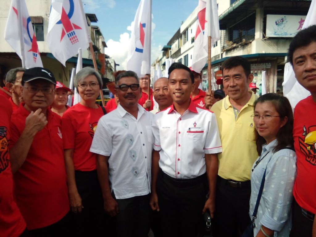 Aziz (baju putih, kanan) dan ayahnya, Marindo (kiri) semasa penamaan calon pagi tadi.